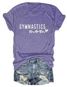 Détail du t-shirt en coton violet avec imprimé GYMNASTICS mom et motif de cœur