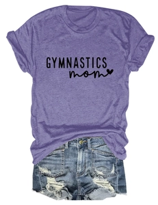 Détail de l'imprimé Gymnastics Mom sur t-shirt violet chiné et short en jean déchiré
