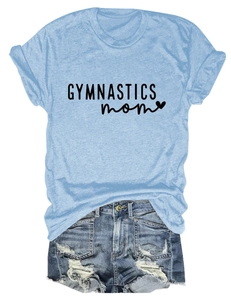Détail du t-shirt bleu clair Gymnastics Mom et short en jean vieilli à plat