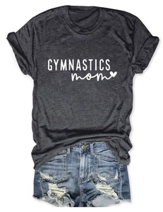 T-shirt gris Gymnastics Mom et short en jean vieilli posés à plat sur fond blanc neutre