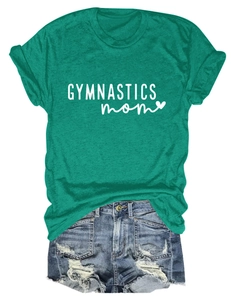 T-shirt maman gymnastique vert forêt à plat avec un short en jean vieilli