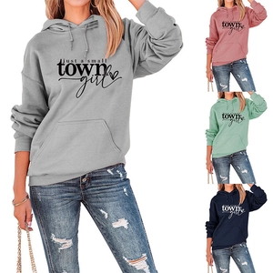 Detailcollage van dames hoodies in grijs, roze, groen en navy met letters en opdruk