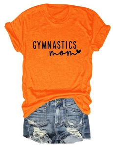 T-shirt orange Gymnastics Mom à plat avec un short en jean bleu délavé et effiloché
