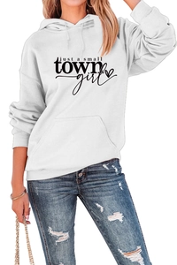 Detail van de Just a small town girl print op een witte hoodie met trekkoord voor dames