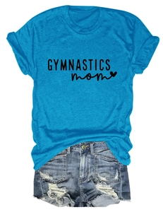 Mise à plat du t-shirt bleu Gymnastics Mom avec un short en jean denim délavé