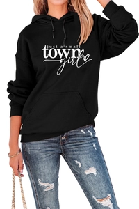 Detail van witte Just a Small Town Girl print op zwarte hoodie met trekkoord en zakken