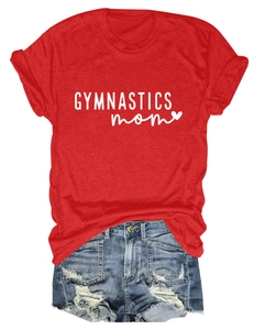 Détail du t-shirt rouge en coton avec imprimé et short en jean déchiré pour l'été