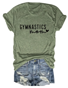 Détail du t-shirt chiné vert olive Gymnastics Mom avec short en jean délavé à franges