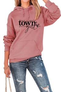 Detail van mauve hoodie met 'just a small town girl' tekstprint en kangoeroezak