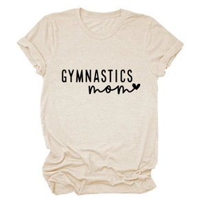 Détail à plat du t-shirt beige gymnastics mom montrant la texture du tissu et l'imprimé