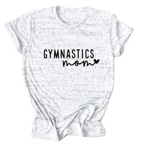 Vue détaillée de l'imprimé noir GYMNASTICS mom sur un t-shirt en coton gris chiné