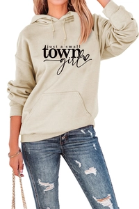 Detail van de Just a small town girl-print op beige hoodie met kangoeroezak