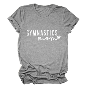 Gros plan du lettrage GYMNASTICS mom sur un t-shirt gris en coton avec motif de coeur