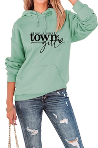 Detail van saliegroene hoodie met just a small town girl print en handige kangoeroezak