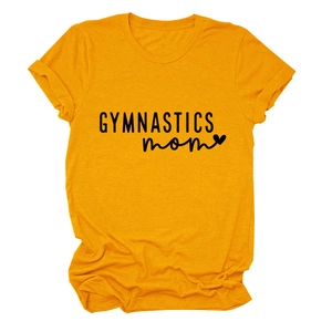 Détail du t-shirt en coton jaune moutarde avec imprimé Gymnastics Mom noir et cœur