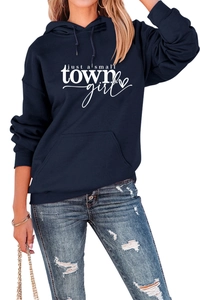 Detail van donkerblauwe hoodie met witte 'just a small town girl' tekst en hartje