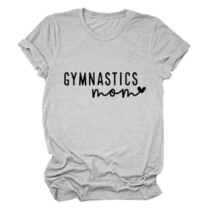 Détail de l'imprimé GYMNASTICS mom sur t-shirt gris chiné avec manches retroussées