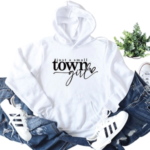 Detail van witte hoodie met zwarte opdruk en zachte katoenen textuur voor dames