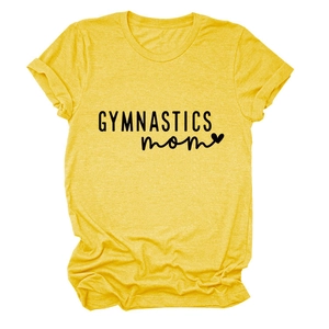 Détail d'un t-shirt jaune en coton avec imprimé Gymnastics Mom et revers aux manches