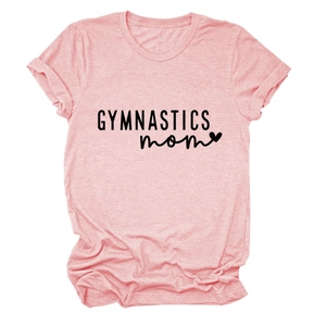 Détail du texte rose GYMNASTICS MOM et du motif cœur sur tissu chiné doux
