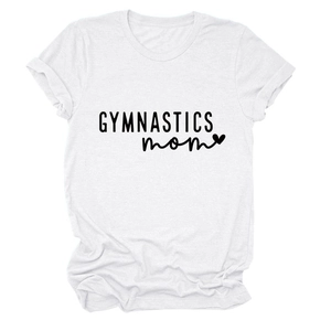 Détail du t-shirt blanc en coton avec manches retroussées et texte GYMNASTICS mom