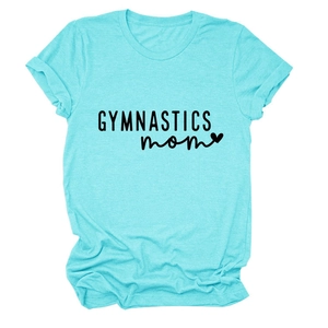 Gros plan du t-shirt chiné bleu clair avec imprimé Gymnastics Mom et texture du tissu