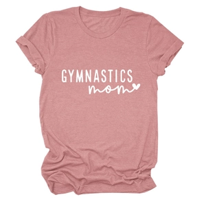 Détail du t-shirt rose poudré Gymnastis Mom avec motif cœur imprimé sur le tissu