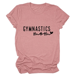 Détail de l'imprimé texte Gymnastics Mom et cœur sur le tissu en coton du t-shirt rose