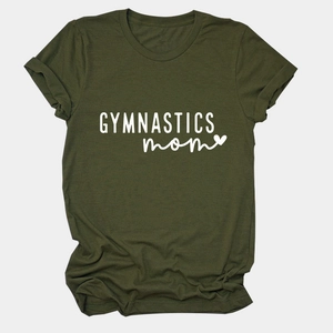 Détail de l'inscription Gymnastics Mom blanche avec cœur sur le t-shirt vert foncé