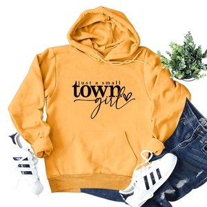 Detail van gembergele hoodie met zwarte opdruk en kangoeroezak voor dameskleding