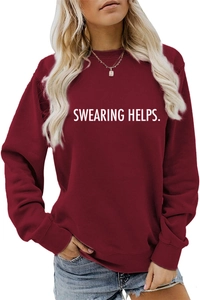 Détail de l'imprimé blanc SWEARING HELPS sur un sweat bordeaux à col rond manches longues