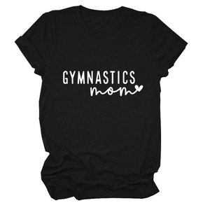 Détails des revers et lettrage GYMNASTICS mom blanc sur un T-shirt en coton noir