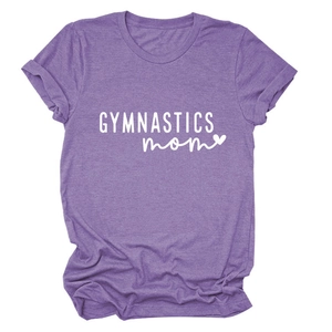 Détail de l'imprimé violet gymnastics mom sur un t-shirt décontracté à col rond