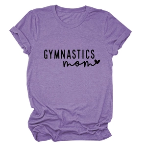 Détail de l'imprimé GYMNASTICS mom sur t-shirt en coton violet chiné avec col rond