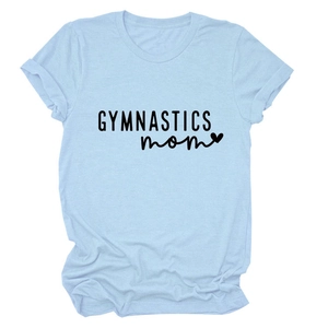 Détail d'un t-shirt bleu clair avec imprimé GYMNASTICS mom et manches à revers doux