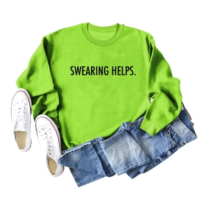 Mise à plat du sweat vert fluo avec imprimé noir SWEARING HELPS et tenue décontractée