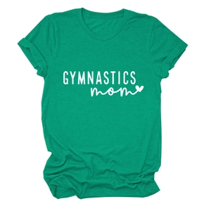 Gros plan du lettrage blanc GYMNASTICS mom avec cœur sur un t-shirt en coton vert foncé