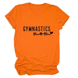 Vue détaillée du t-shirt orange en coton avec imprimé GYMNASTICS mom et manches retroussées