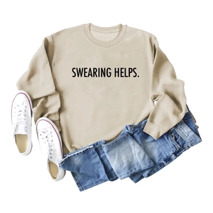 Mise à plat du sweat sable avec imprimé SWEARING HELPS, jean et baskets blanches