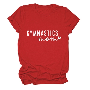 Détail du t-shirt rouge Gymnastics Mom en coton avec impression de lettres blanches