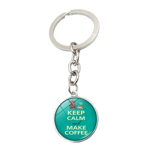 Dettaglio portachiavi argento con ciondolo in vetro verde e scritta Keep Calm Coffee