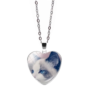 Dettaglio della collana con ciondolo a cuore e cabochon in vetro con immagine di gatto dolce