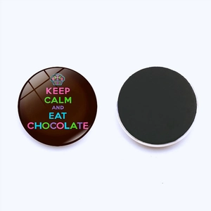 Détail macro de l'aimant Keep Calm au chocolat montrant le recto et le dos magnétique