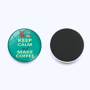 Détail d'un aimant de frigo rond en verre avec design Keep Calm and Make Coffee