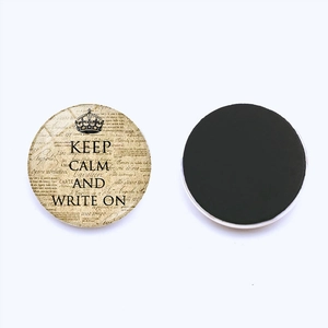 Vue détaillée avant et arrière d'un aimant de frigo en verre Keep Calm de 25 mm