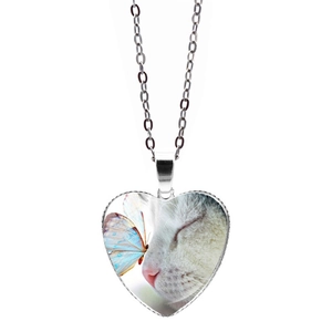 Collana a cuore carina con ciondolo di gatto bianco e farfalla dal design artistico