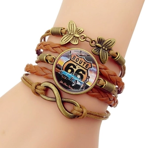 Geflochtenes mehrlagiges Lederarmband mit Route 66 Glas-Cabochon und Metall-Schmetterling
