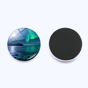 Vista macro di calamite da frigo in vetro con design aurora e retro magnetico nero