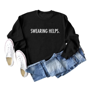 Mise à plat d'un sweat-shirt noir imprimé SWEARING HELPS avec un jean bleu denim