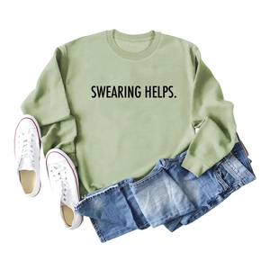 Sweat-shirt vert sauge avec inscription noire SWEARING HELPS imprimée sur fond blanc